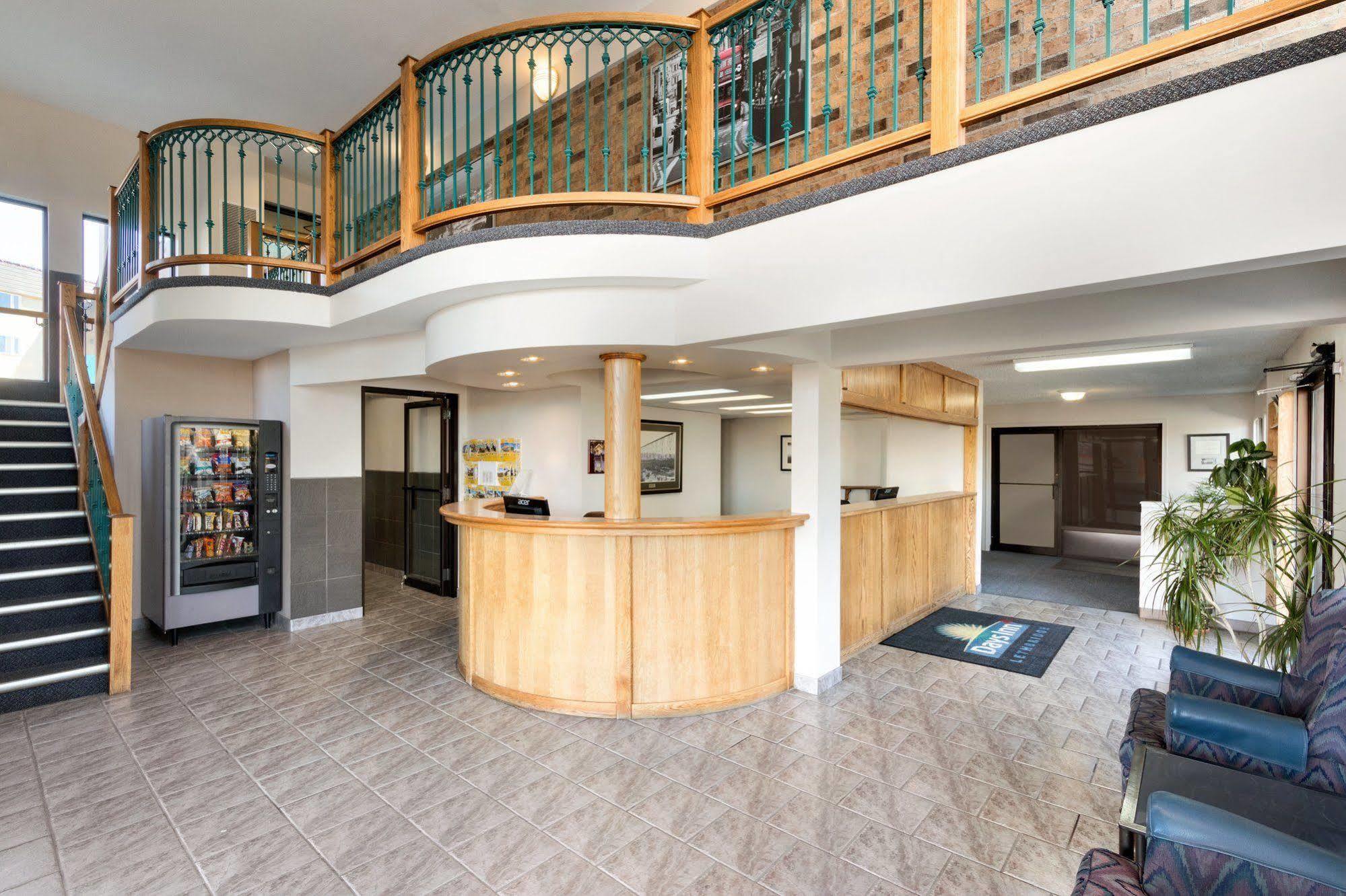 Days Inn By Wyndham Lethbridge Extérieur photo
